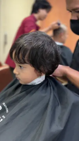 Sebenarnya masi mau panjangin lagi rambutnya karena nenek turki suruh 🥲 tapi karena aceh panas sekali terpaksa deh kita pangkas rambut si mert 😅 kira kira bagusan sebelum atau sesudah guys? 🤭 #barber #modelanak #anakturki 