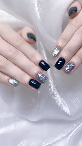 Thấy nail xanh là thấy luôn mùa hè, xanh navy Ramyla dành cho da từ trung bình đến trắng, siêu trắng tay. #nghithao #nghithaonail #lamnail #nailmuahe 