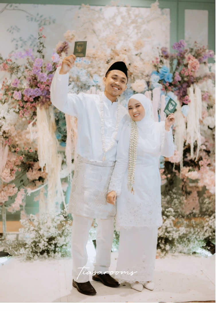 MasyaAllah impian banget yaa intimate wedding kyk gini tuh 🥹❤️ From Akad Nikah Kak Dewi & Kak Bobby 🥰 Sewa Baju Kurung Melayu ❤️✨ 📍Area Surabaya & Sekitarnya Bisa untuk prewedding maupun akad nikah, harga sewa udah pasti lebih murah yaa 😍 Untuk info pricelist & appoitment fitting silahkan klik link yang ada di bio 🙏🏻☺️ #sewabajukurung #sewabajukurungsby #sewabajukurungsurabaya #sewabajukurungsidoarjo #sewabajukurunggresik #sewabajumalaysia #sewabusanapengantin #sewabajuakadmalaysia #sewabajupengantin #malaybride #sewabajumelayu #sewabajumelayusurabaya #sewabajumelayusby #sewakebayasurabaya #sewakebayasurabayamurah  #sewakebayagresikmurah #sewakebayagresik #kebayasurabaya #sewakebayamojokerto #melayuwedding #busanamelayu #kebayaakad 