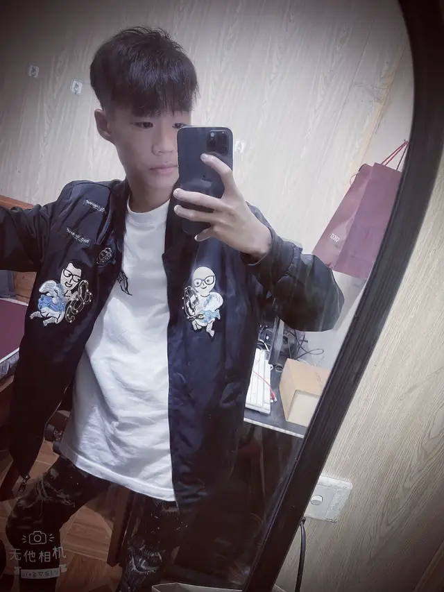 Ngồi trên đống vàng ai cũng là hiền nhân quân tử . Ngồi trên đống lửa mới biết ai là quân tử hiền nhân !