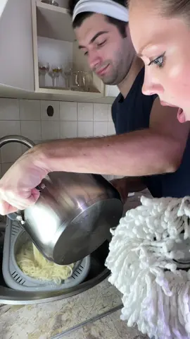 🤣 @mr.superserg #couplevideo #couplegoals #coupleprank #viralvideo #Seiher #Colander #pasta #spaghetti