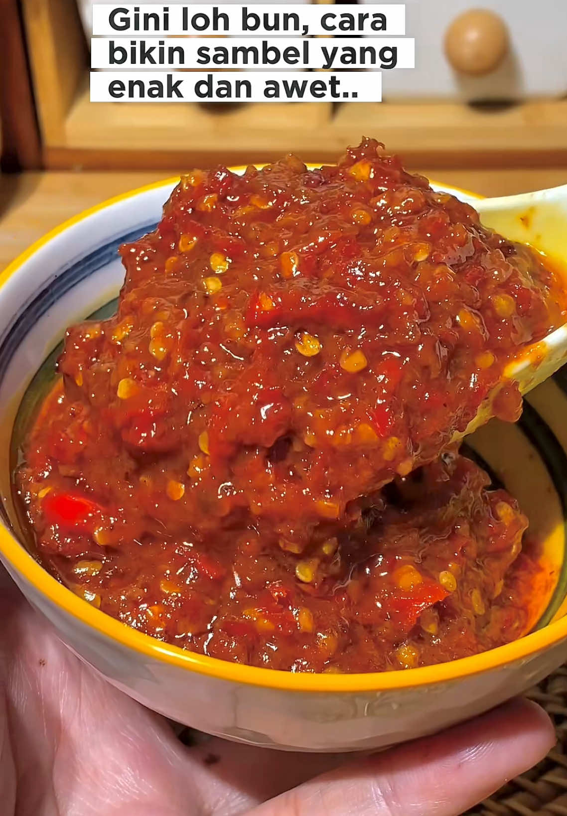 Resep andalanku kalo bikin sambel. Tips biar sambel enak dan awet : • Pake terasi merah. Biar warna sambel lebih cantik • Pake gula merah/gula aren  • Masak sampai pecah minyak/benar-benar tanak • Pake minyak agak banyak. Berfungsi sebagai pengawet alami • Simpan di wadah kedap udara. Pakai sendok baru dan kering tiap mau ngambil. • Takaran bahan-bahannya sesuai selera ya #sambal #resepsambal #sambalterasi #terasi #sambalgoreng #fyp #xyzbca 