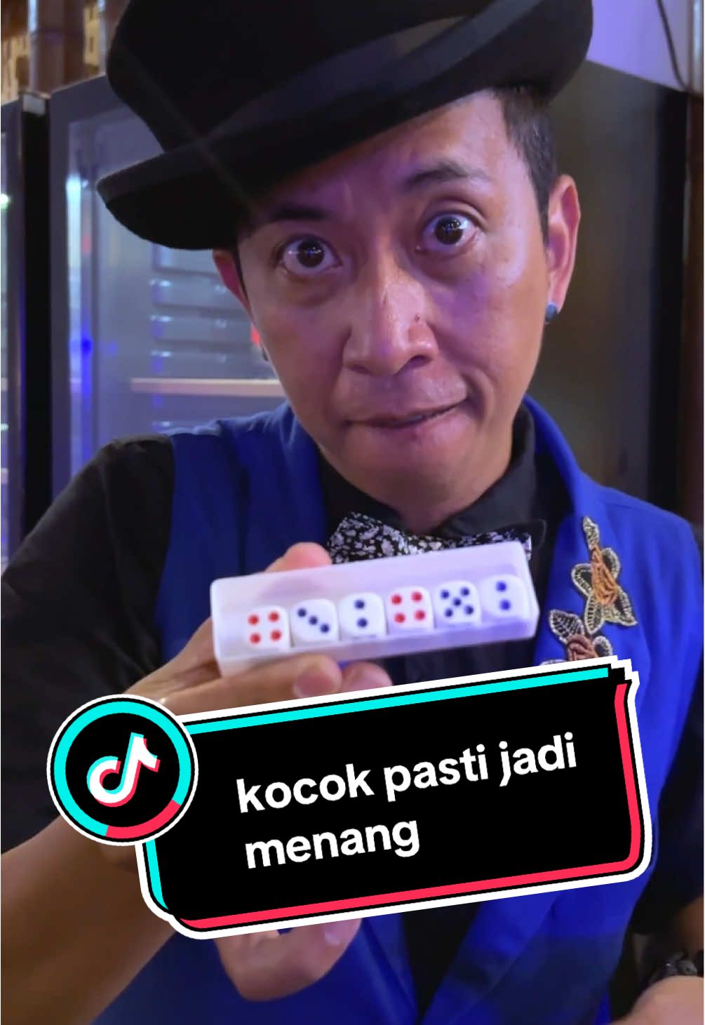 Dadu di kocok jadi sama semua kok bisa?? #magic #magician #magicianbali #sulap #pesulapbali #sulaplucu #mind #mindblown #viral #fypシ #dadu #restaurantmagician 