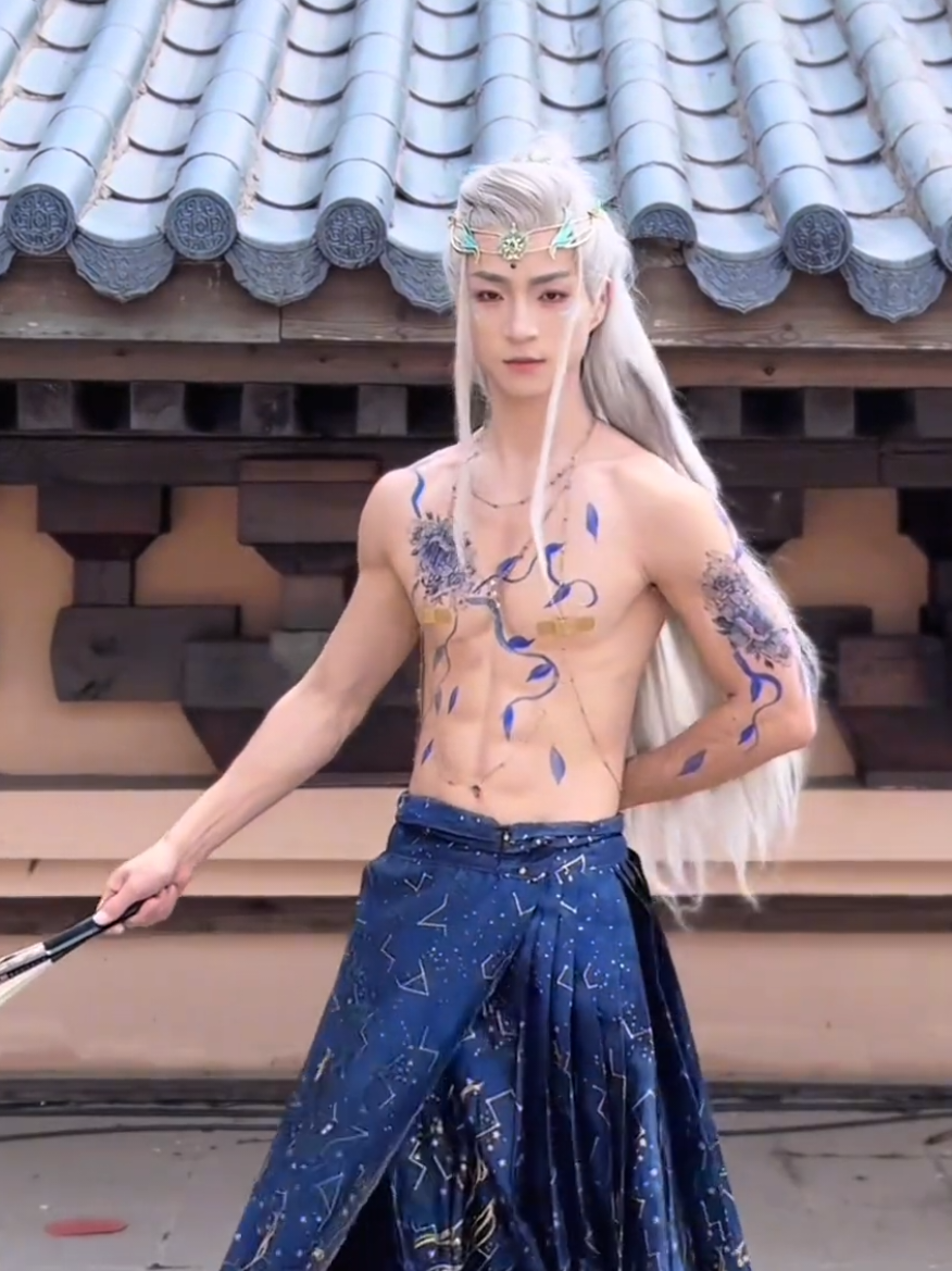 你是前世的心跳 📷 : Xiao Weiba #xiaoweiba #npc #cosplay #jingzhou #china #chineseboy #chinesestyle #skirt #art #hanfu #handsome 