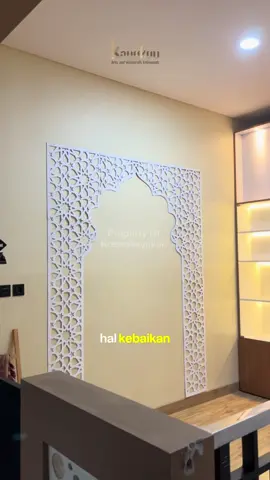instalasi mihrab dari kreasikayakuu ✅mudah karna tinggal tempel ✅sudah free perekat ✅garansi 100% #mihrab #mihrabmushola #musholarumah #hiasandindingislami #hiasandinding #inspirasidekorasi #rumahimpian #kreasikayukuu 