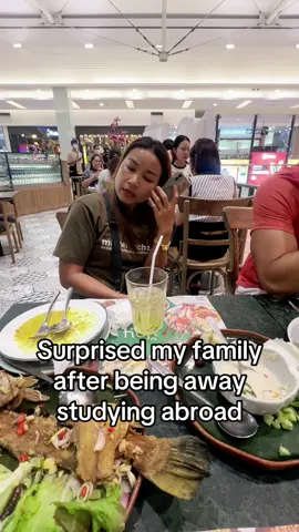 I’m back 💝🫂 #surprise #abroad #livingabroad #surprisefamily #family #fyp #backhome #studyingabroad #Homecoming 