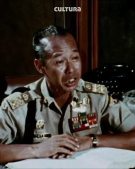 Jenderal Hoegeng saat masih menjabat dan mengabdi sebagai Kapolri dalam film dokumenter “Wet Earth & Warm People” (1971). Ia terkenal karena kejujurannya, pemberani, dekat dengan masyarakat dan juga punya jiwa seni, terutama musik. Film dokumenter karya Michael Rubbo ini menawarkan gambaran sekilas tentang Indonesia dan masyarakatnya. Pembuatan film di sekitar ibu kota Jakarta, kamera mengikuti arah yang terjadi, dan sepanjang film, fokusnya adalah pada masyarakat. Source: National Film Board of Canada