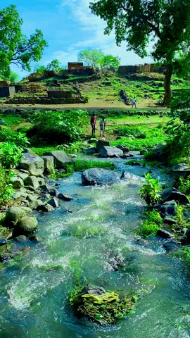 شوفو الجمال دا 😍🇸🇩 من قلب الطبيعة الساحرة في جبل مرة – نيرتتي 💧🌿 الموية نازلة من فوق الصخور، وصوت الشلال بيطمن القلب هنا المكان بتحس فيه بالراحة والسلام #نيرتتي_جنة_الله_في_الأرض #جبل_مرة #دارفور_الحلوة #سودان_الجما
