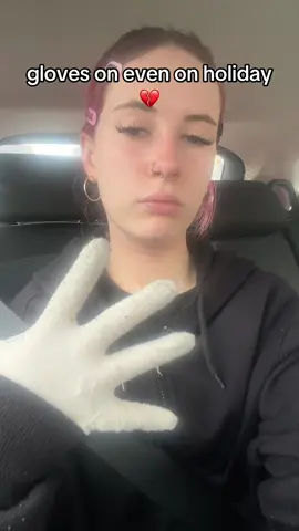 i feel so stupid going around with my gloves on people are gonna think i’m so weird  #fyp #eczema #tsw #topicalsteroidaddiction #topicalsteroidawareness #eczemaawareness #eczematok #skincondition #urticaria #urticariaawareness 