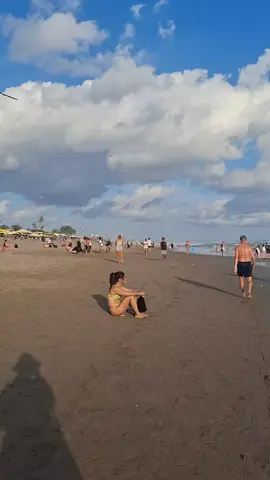 Santai sore 😎#videomentahan #pantaicanggu #canggu #canggubali #badung  #gadisbali #storytime #fypシ゚viral🖤tiktok #fyppppppppppppppppppppppp #fypage 