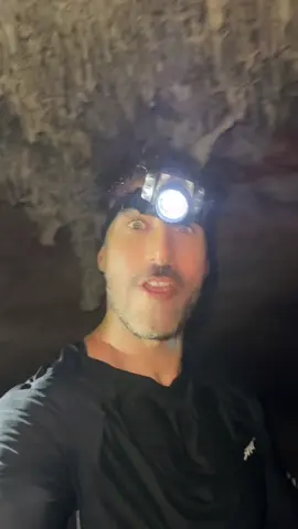 Las cuevas más difíciles de encontrar del mundo… y ya estamos dentro  Akhtrar maqarat f l3alam… w daba rah dakhlin l dakhel. . . . . . . . . . #morocco #maroc #foryou #fyp #tiktokmaroc #explore #المغرب #travelmorocco #cavesoftheworld #hiddenplaces #amazigh #naturelovers