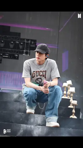 dari semua fotonya aq malah fokus yang ini... sangat sempurna..... cocok banget jadi suami aq🤗☺️#Seokjin#BTS#fyp 