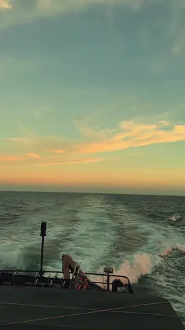 Yang indah tidak harus datang lebih awal. #masyaallah #sunset #laut #rindu #fyppppppppppppppppppppppp #foryou #beachvibes 