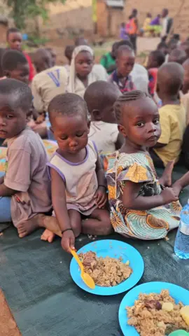 With as little as 1 USD, you can feed an hungry kid a day 🤗 #tiktok #foryoupage #foryou #viraltiktok #tiktokuganda #help 
