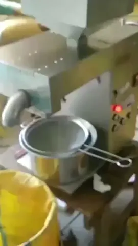 1000 bs máquina extractora de aceite de coco soja y otros cereales o granos Y tenemos muchas otras máquinas para emprendedores puedes pasar a ver a nuestra tienda nuestra dirección está publicada en la página web y puedes ingresar desde el enlace que está en este perfil
