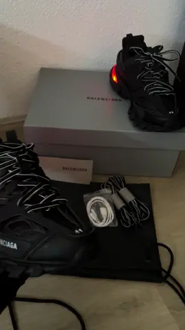 Balenciaga tracks led!                              sc: in bio #agfashion 