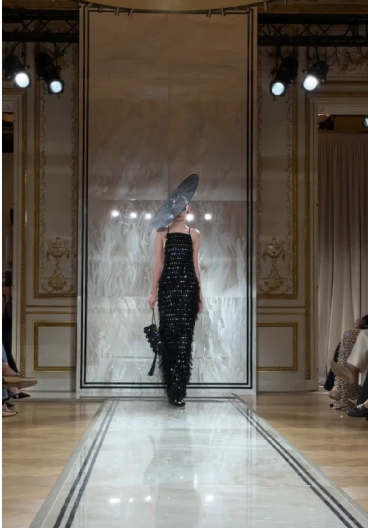 Quintessence de l’élégance, raffinement. Découvrez la collection haute couture printemps-été 2025 Armani Privé par #GiorgioArmani au cœur du siège de la maison, rue François 1er à Paris. #voguefrance #TikTokFashion #pfw 