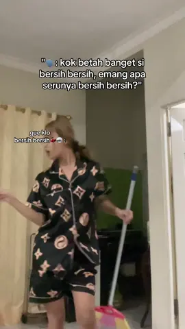 cuma nyapu doang kok sambil cosplay biduan😋