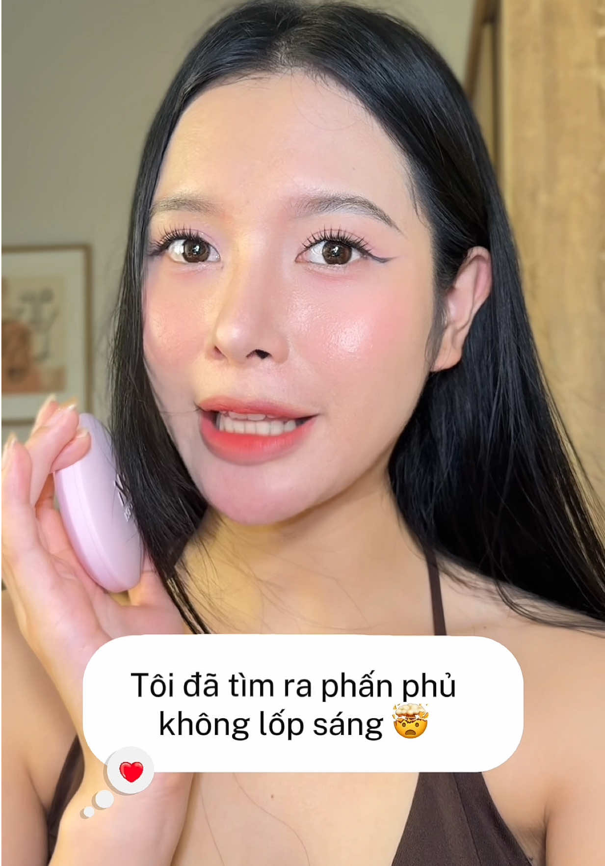 Phấn phủ hot mấy đợt rồi nhưng bây giờ toii mới cầm trên tay đây các bác. - Thiết kế , bao bì khá đẹp và dễ thương, bông tán phấn cũng chỉn chu - Phiên bản thiết kế riêng cho VN - Chất phấn, hạt phấn mỏng mịn  - Phải dưỡng ẩm tốt từ lớp nền nếu không phủ phấn lên sẽ bị hơi khô và không mướt  8.5/10 nha  #reviewlamdep #goclamdep #meopp 