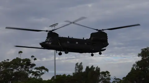 Rare 160th SOAR MH-47 Chinook Lands in a Sydney Park  #160thSOAR #NightStalkers #Chinook #MH47 #Sydney #HelicopterLanding #SpecialOps #Aviation #MilitaryHelicopter #SydneySpotting #AussieAviation #HelicopterSpotting #SydneyHelicopter #MilitaryAviation #RareLanding #sydneyliving 