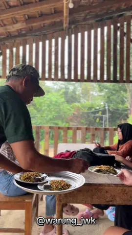 Senyum langsung lebar tiap piring mendarat di meja🤩🍽️ #warung_jwk  #jeepwisatakudus_official  #kuliner  #rekomendasikuliner  #kulinerkudus  #explorekudus  #kudusviral #kudus24jam  #fyp  #foryoupage 