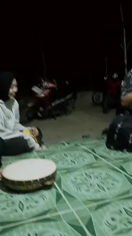 sedang menyimak sholawat yang belum pernah di nyanyikan😁😁😁🙏