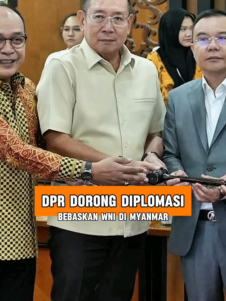 DPR mendorong diplomasi sebagai langkah tegas namun damai demi menjaga kehormatan dan keselamatan warga Indonesia di luar negeri. - - - #aksinyatadasco #dondasco #sufmidasco #dpr #dprri #myanmar #wni #indonesia #fyp #tiktokviral #fypviralシ #viral 