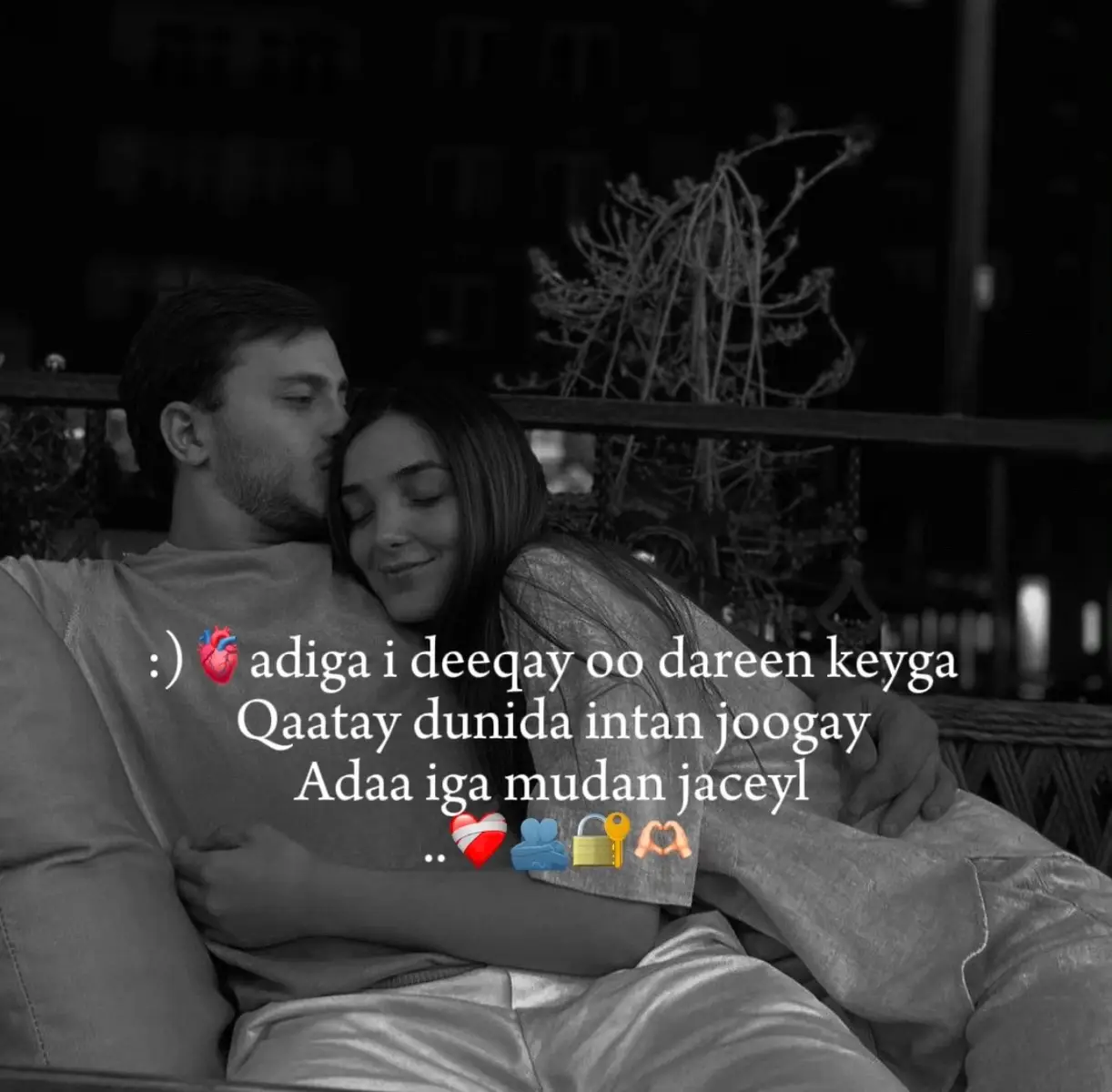 Jacaylka aan kuu qabo ma aha mid ku eg hadal iyo qoraal Waa nolol, waa neef, waa dareen aan dhiman doonin xitaa haddii waqtigu nagu xumaado Waa rabitaan aan ahayn kaliya jidh, balse nafta lafteeda Waa in aan kugu arko mustaqbalkeyga, kugu riyoodo, kugu ducaysto, kuna sugayo. Waxaan kuu ahay qof kuu heelan, kuu diyaar ah, kuu furfuran, kuuna daacada ma jiro cid kale oo aan qalbigayga la wadaago sida adiga kula wadaago Ma jiro qof kale oo aan doonayo inuu ila arko waaberiga iyo galabtii Adiga ayaan kuu jeclahay - si qoto dheer, si aan shuruud lahayn, si waqti la'aan ah. Haddii ay duni kala fogaato, qalbigayga wuu kuu iman doonaa Haddii ay xusuusuhu duugoobaan, waxaan ku qorayaa bogag aan marnaba lumin doonin Haddii aan hadli waayo, indhahaygu way kuu sheegi doonaan Darenka ay kuu qabaan Adiga ayaan ku jeclahay... waana kugu sii jeclaan doonaa weligey..🥹❤️‍🩹🩵🫶🏻#jaceyl #fyp #smalitiktok #somaliromantic #samali #vilar 