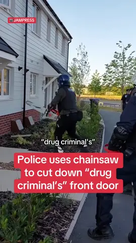 Police uses chainsaw to cut down “drug criminal’s” front door #dailymirror #fyp 