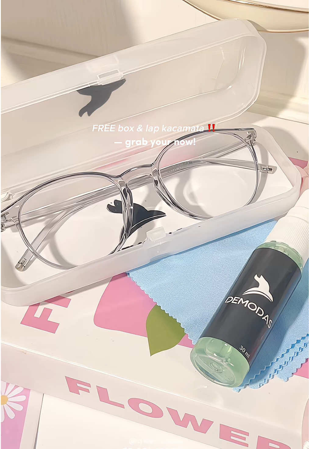 rekomendasi frame ringan, lentur dengan desain minimalis elegan👓 aku pake tipe DOS21471, cocok buat kerja, kuliah, atau jalan santai⛱️ bisa pilih lensa: Blueary, Photocromic, sampai Antiradiasi. bisa request minus/plus sampai -4.00 & silinder GRATIS! 📦 bonus box + lap || lagi ada diskon buruann!👀 @Kacamata Demodas  #kacamatamurah #kacamata #demodasglasses #DemodasElastis #SeeWithDemodas #EyesOnStyle #BeautyTok #berandatiktok #fypage 