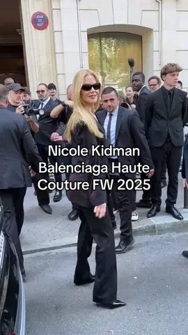 #NicoleKidman arriva allo show #HauteCouture di #Balenciaga, l’ultimo di #Demna 