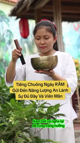 Đêm Rằm là một cánh cửa năng lượng rộng mở. Là thời điểm để ta buông bỏ những gì đã cũ, để soi tỏ lòng mình và đón nhận những phước lành mới. Tiếng chuông này là một lời nguyện cầu cho bạn, cho tôi và cho tất cả chúng ta.🍀 #chuongxoay #trilieuamthanh #tiengchuongchualanh #singingbowl #thuydungchuongxoay  #chualanhcamxuc 
