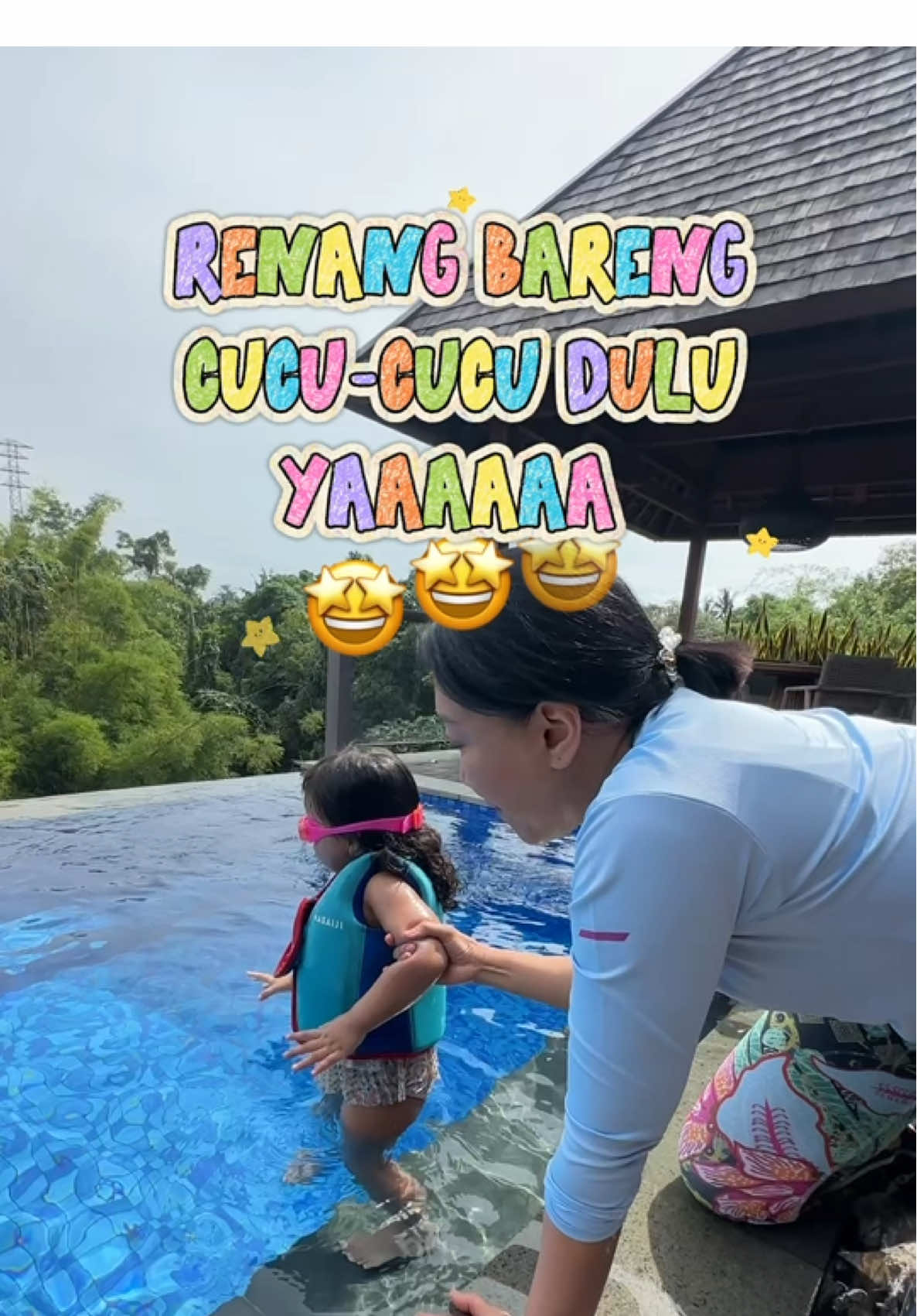 Senang banget bisa renang bareng cucu-cucu. Bangga lihat mereka lincah dan nggak takut air! ✨🥳