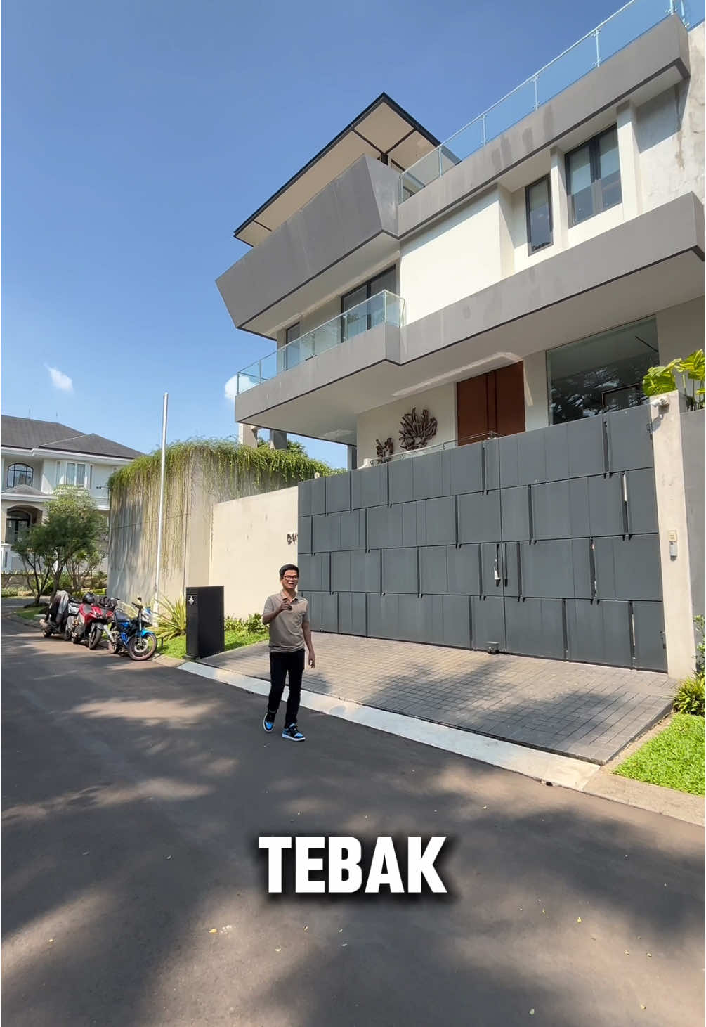 Luxury House di BSD City Luas tanah 551m2 Luas Bangunan 1400m2 3 lantai + Rooftop Kamar tidur 5+2 FullyFurnish Price : 35M nego More info: 085750370009 Swandi