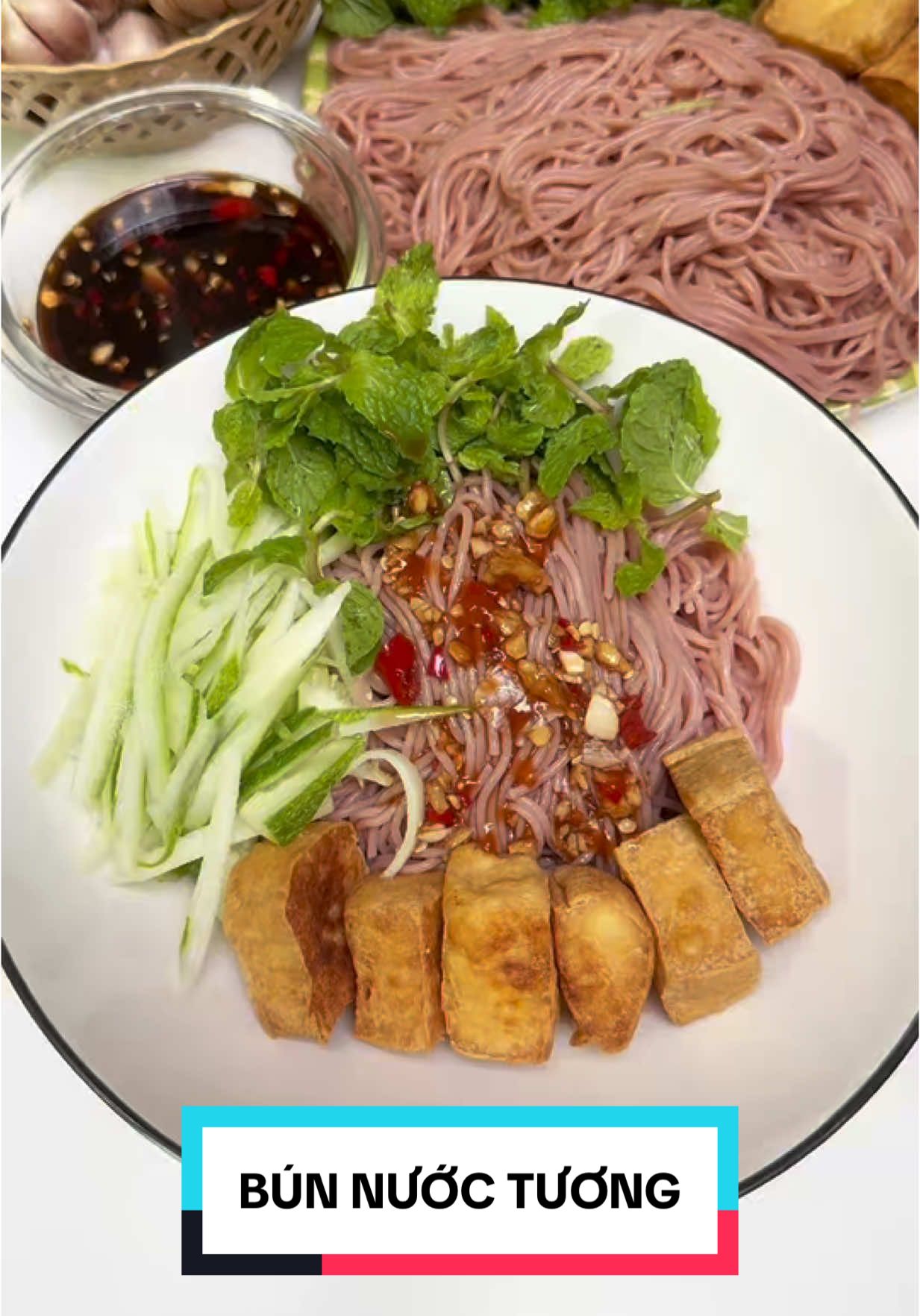 Hôm nay rằm ăn món bún gạo lức nước tương đơn gian dễ làm mà ngon lắm đó ,,, bún gạo lức này ít calo bạn nào ăn kiêng thì ăn ngon lun he ,, #kênhụcnè #Ăn #xuhuongtiktokk #vietnamfood #NgonMaTot #LearnOnTikTok #búngạolứt #oligaba #organic #orgafood #búnnuớctương 
