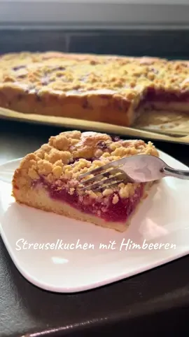 Streuselkuchen mit Himbeeren  Zutaten: Für den Teig: 3 Eier 200 g Zucker 1 Päckchen Vanillezucker 150 ml Öl 500 ml Buttermilch 400 g Mehl 1 Päckchen Backpulver 1 Prise Salz Für die Streusel: 200 g Mehl 120 g Zucker 1TL Vanilleextrakt 150 g kalte Butter Außerdem: 500 g gefrorene Himbeeren (nicht auftauen!) Zubereitung: 1. Backofen auf 180 °C Ober-/Unterhitze vorheizen. Eine Backform mit Backpapier auslegen oder einfetten. 2. Für den Teig Eier, Zucker und Vanillezucker schaumig schlagen. Öl und Buttermilch zugeben und gut verrühren. 3. Mehl, Backpulver und Salz vermischen und unterrühren, bis ein glatter Teig entsteht. 4. Teig auf das Backblech geben und gleichmäßig verstreichen. 5. Die gefrorenen Himbeeren gleichmäßig auf dem Teig verteilen. 6. Für die Streusel Mehl, Zucker, Vanilleextrakt  und Butter mit den Händen oder Knethaken zu Streuseln verkneten. 7. Streusel über die Himbeeren streuen. 8. Im vorgeheizten Ofen ca. 45-50 Minuten backen, bis die Streusel goldbraun sind.  #foryou #fy #fürdich #EasyRecipe #TikTokPromote #pourtoi #m #lecker #einfacherezepte #rezepte #viral #schnellerezepte #instantinkfeelings #capcut #dessert #cake #rasberry 