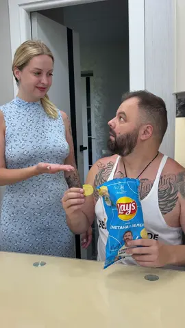 Girls be like: ‘I’ll just take one.  When your girlfriend wants just one chip 😭😂 #coupleprank #chipwar #foryou #foryoupage #funnyvideo #grossbutfunny 