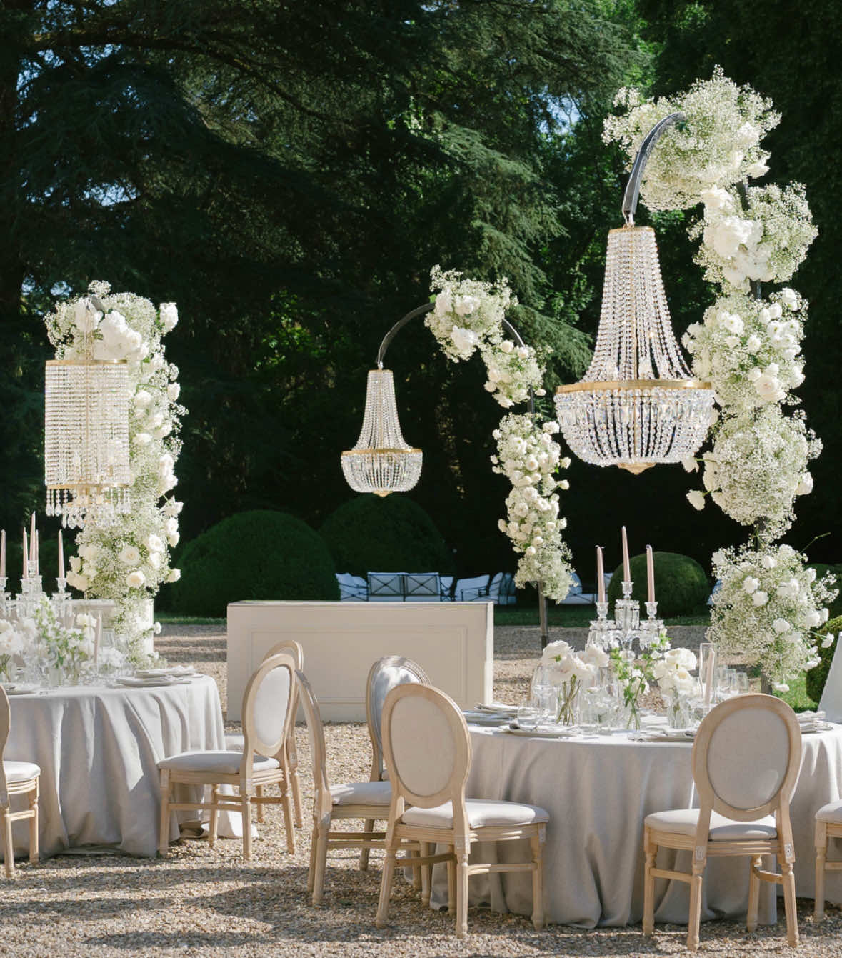 Beautiful and elegant wedding @chateaudechamplatreux ✨ #weddinginspo #weddingdestination #luxurywedding #elegantwedding #luxuryflowers #wedding2025 