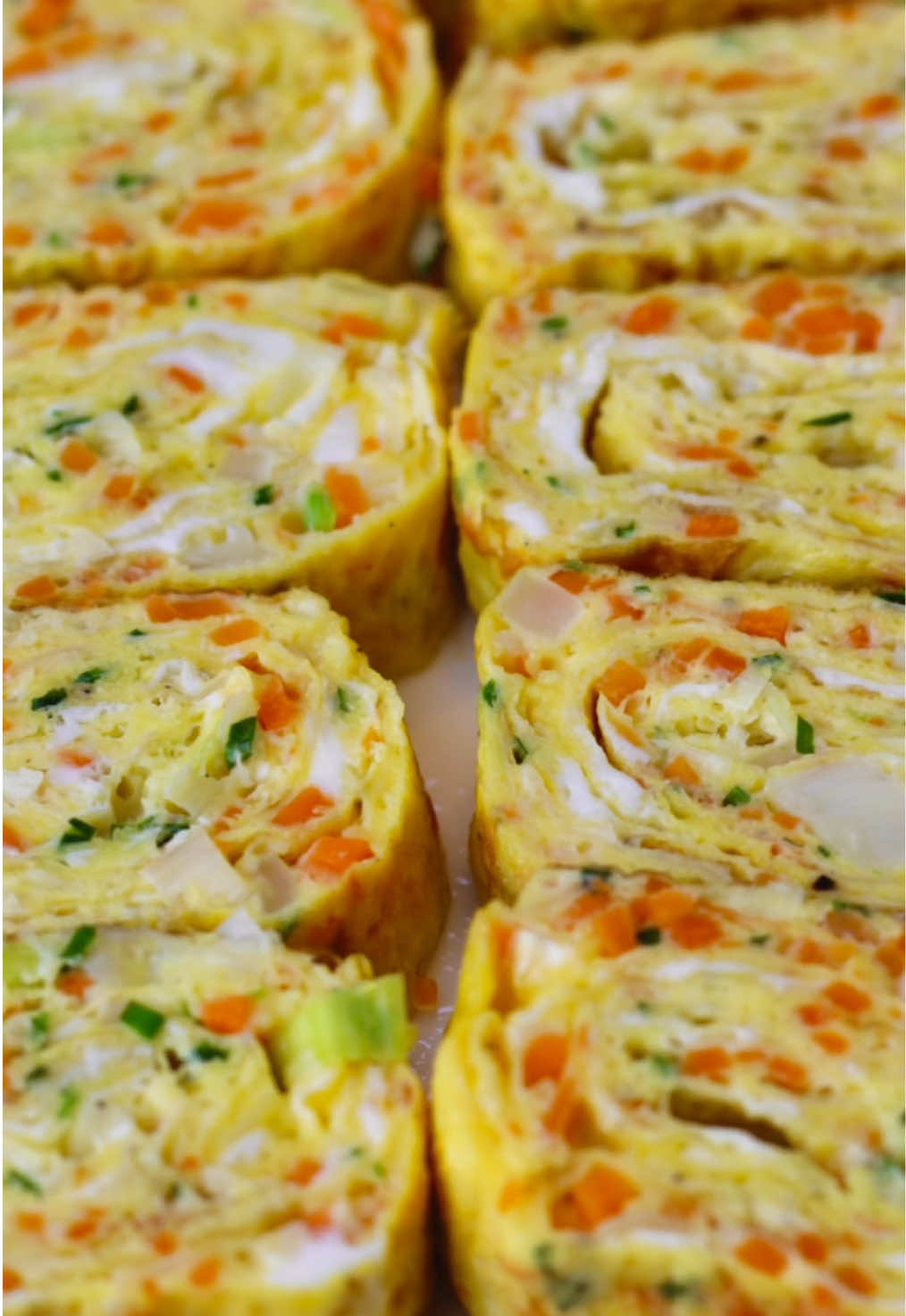 계란말이 (guieranmari) 계란 =huevo 말이=rollo  Ingredientes: -30gr zanahoria  -30gr cebolla larga  -5gr cebollín  -4 huevos  -sal y pimienta al gusto  -aceite  #comidacoreana #Receta #cocinacoreana #banchan #gyeranmari #korea 