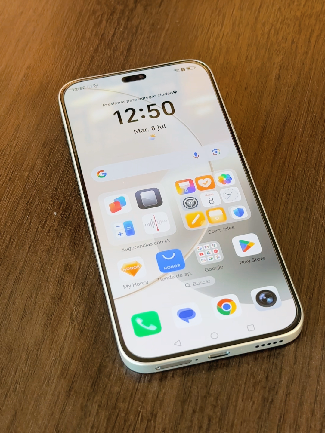 Porque a todos nos pasa ¿Cierto? 🥹 Las caídas accidentales son parte del día y tu HONOR 400 Lite está preparado para ello 👍 Certidicado IP65 y fiabilidad de cinco estrellas SGS para resistencia al agua y protección contra caídas. #HONOR400Lite #IAenunclick #MomentosInstantáneos
