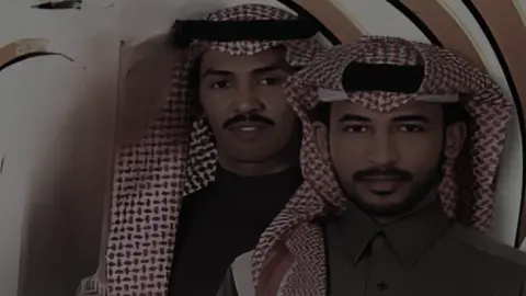 #تركي_الميزاني : كل ماشفتك تدخلني بعالم ثاني عينك تنظر لك بشر والثانيه حوريه فيك شيطان الهوى ياغايتي وصاني بالغلا والولف والتقدير والحنيه والقصيد اليا بغيته فيك مايعصاني يتباشر في وصوف عيونك السحريه ووجودي لو اشوفك يابعد خلاني والله اني لحذف الغتره على الطاقيه #محمد_بن_فطيس : حورية من فوقها الليل شلال كنها صباحٍ من فوقه الليل مكتوت قلبي لها من كثرة الشوق مشخال ولسر عن كل المخاليق تابوت تنحت  لي من الحُب في القلب تمثال وحبي لها ينحت على الساحه بيوت تصميم : #هائِم_الروقي  #fyp #explore 