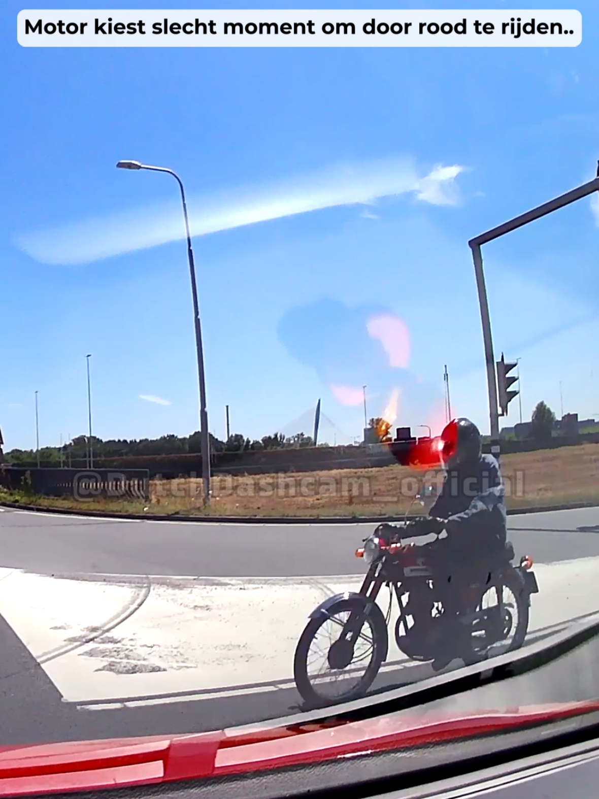 ▶️ Zelf ook een video? Deel hem! Link voor inzendingen in onze bio! #dutchdashcam #dashcam #motorcycle #motor #doorrood #ongeluk #utrecht 