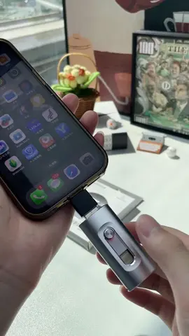 Dieser intelligente USB-Stick für dein Handy speichert bis zu 250.000 Fotos und 500 Stunden HD-Videos!😎Ja,du hast richtig gehört! Hier zeige ich dir, wie einfach es ist, deine Erinnerungen sicher zu speichern. #Speicher #HandySpeicher #Fotos #Videos #iPhone #Android #Universell #Speicherplatz #Technologie #TikTokShop #smartgadgets #dealoftheday