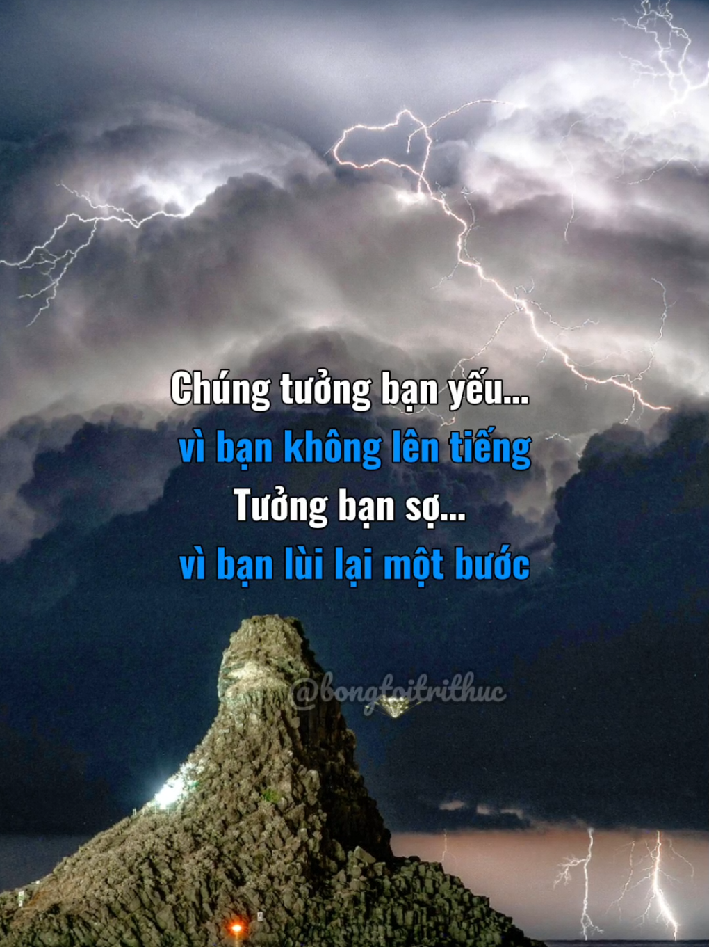 Và khi bạn bước ra, lặng lẽ Không cần ánh đèn Không cần khán giả Chỉ cần một ánh nhìn: Chúng tôi đã sai khi coi thường hắn.. #bongtoitrithuc #tamlyconnguoi #fyp 