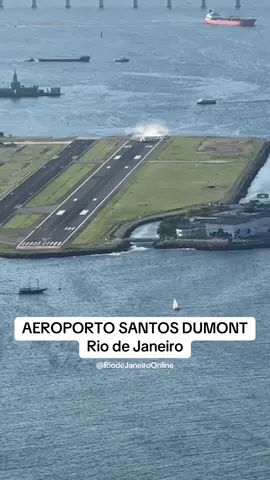 Você já viveu essa experiência? ✈️ . Decolagem do Aeroporto mais lindo do mundo, com pistas curtas e construído dentro d’água…🤩 . 📍Aeroporto Santos Dumont - Rio de Janeiro . 💥 Siga nosso perfil para nos ajudar e incentivar. . . 🎥: Web Carla . . #riodejaneiroonline #riodejaneiro #aeroporto #brasil 