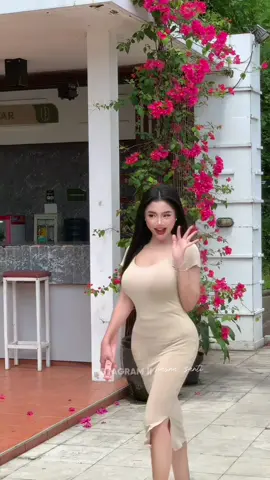 Gaun ini adalah bodycon dress berwarna nude dengan siluet lurus yang memeluk tubuh secara lembut Bahan utamanya adalah knit elastis dengan tekstur halus yang jatuh mengikuti gerakan tubuh tanpa terasa berat Bagian leher berbentuk square neck yang memberi kesan terbuka namun tetap sopan Lengan panjangnya mempertegas kesan ramping Panjang gaunnya midi jadi pas dikenakan untuk aktivitas formal maupun santai Saya memilihnya karena desainnya sederhana tapi memberi ruang untuk tubuh tampil dengan jujur Tidak berlebihan tapi tetap meninggalkan kesan yang dalam Cocok untuk kamu yang ingin tampil elegan tanpa harus berteriak tentang siapa dirimu Gaun ini tersedia dalam beberapa pilihan warna dan ukuran Link pembelian sudah saya sertakan ya di bawah Silakan pakai dengan kepercayaan diri yang utuh  Ketika saya memilih gaun ini, bukan hanya karena potongannya yang membalut tubuh Tetapi karena ia menyampaikan sesuatu yang tak bisa saya ucapkan dengan kata Elegan tapi tidak memaksa Lembut tapi penuh kuasa Gaun ini menjadi ruang sunyi di mana saya bisa berdiri sebagai perempuan yang utuh Tanpa basa basi Tanpa perlu banyak suara Silakan klik tautan pembelian jika kamu juga ingin tampil apa adanya tanpa perlu menjelaskan diri kepada siapa pun.  #BodyconDress #OOTDIndonesia #GayaElegan #GaunPerempuan #PakaianBerkarakter #HasnaSantiStyle #FashionIntelektual #PesonaJawaModern #DressTanpaSuara #GayaLembutPenuhKuasa #FemininMinimalis #StyleTanpaBasaBasi #OOTDWanita #WanitaBerdaya #LookOfTheDayIndonesia #GayaPenuhMakna #PakaianYangBerbicara #ElegansiSunyi #AffiliasiFashionIndonesia #GaunCantik #BodyConfidence #GayaTanpaKompromi #KeanggunanPerempuan #BerpakaianDenganKesadaran #LookYangBicara #GaunModernElegan #WarnaTubuh #TubuhSebagaiDoa #FashionTanpaTopeng #PerempuanYangUtuh 