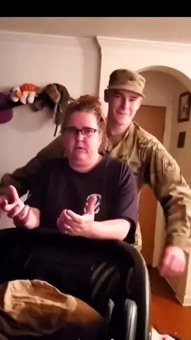 most emotional reunion 😭 #soldier #reunion #emotional #surprise #Homecoming #soldiercominghome #fyp #usarmy 