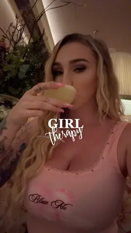 Girl Therapy 💖  #bendrasunderland #kendrasunderland #mall #shopping #motherwolf #fontainebleau 