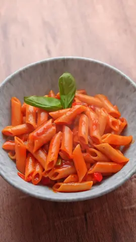 مكرونتي المفضله ف عشر دقايق❤️. #ناديه_السيد #nadiaelsayed #مكرونه #pasta #pastaredsauce #مكرونه_بالصلصه #summervibes #pasta #tiktokcookbook #