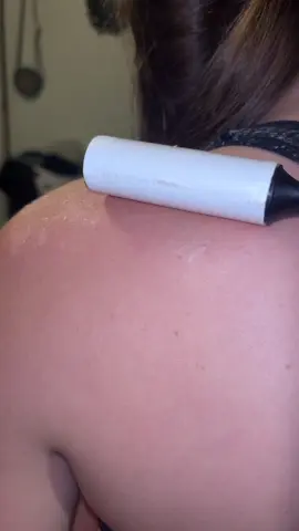 By far the best summer life hack!! If you’re sunburn starts peeling a lint roller will be your best friend!! #fypシ #foryoupage #fyp #viral #sunburn #Summer #LifeHack 